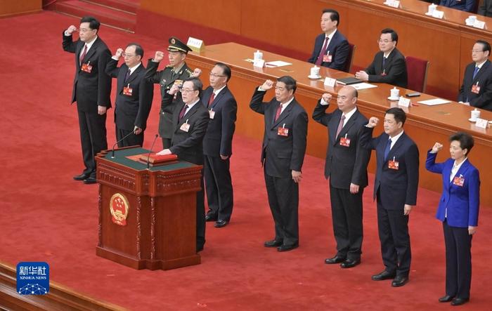 國務(wù)院副總理、國務(wù)委員、秘書長(zhǎng)進(jìn)行憲法宣誓