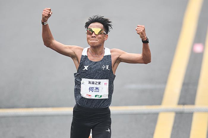 2小時06分57秒！何杰打破全國馬拉松紀(jì)錄